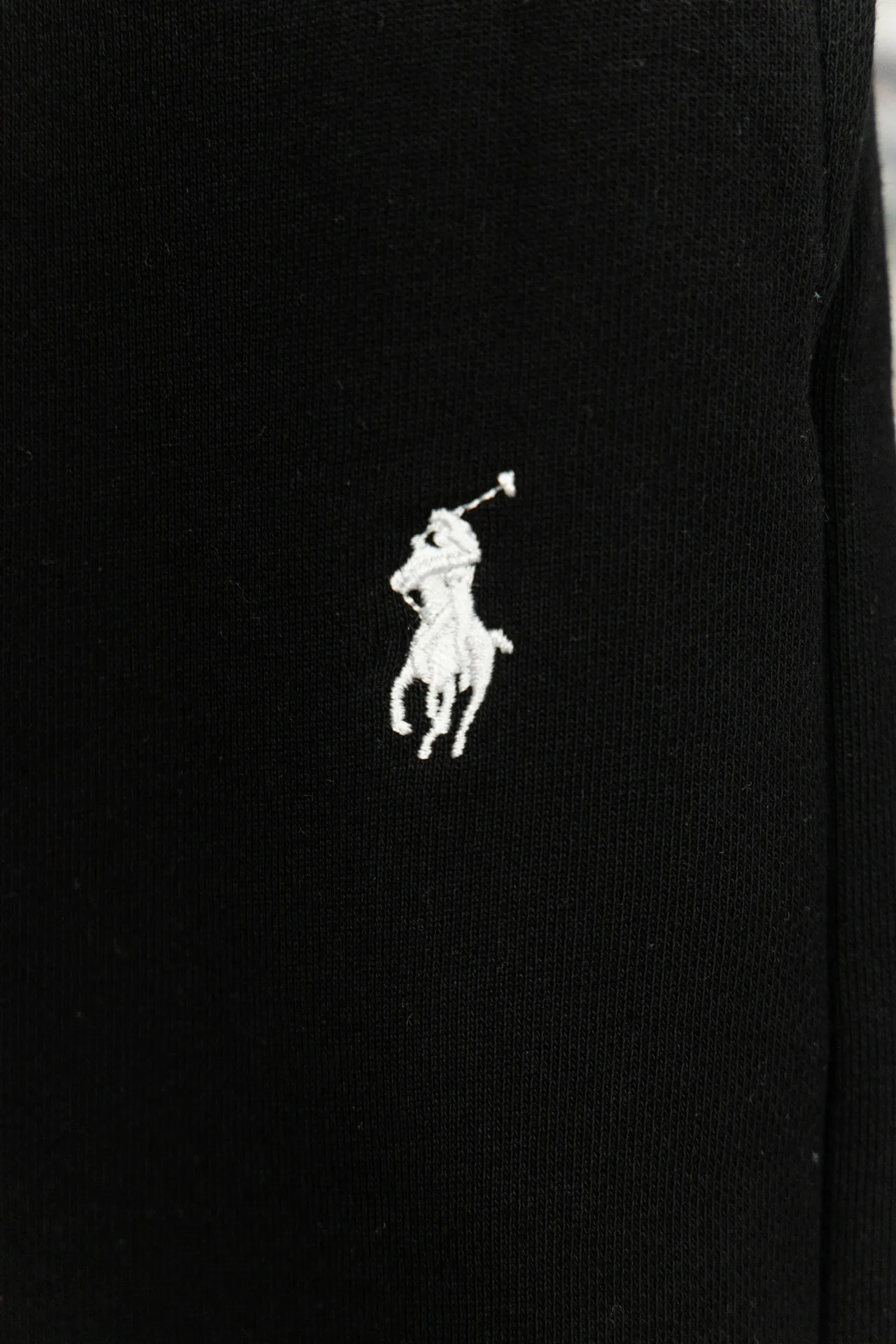 P180 model number: Y060 Ralph Lauren Ralph Lauren suit sweatpants. Pure cotton treated with anti-static technology. No dust, no lint. The elastic waist is used with a drawstring. It is very friendly to the figure. The cotton is comfortable and soft. The upper body is casual and free. Regular beveled double pockets on both sides. The white brand logo on the left leg of the trouser leg collides with the black of the pants. Although it is small, it is quite recognizable. The brand adds a young and fashionable atmosphere to the original sense of luxury. It can be called a cold-proof weapon. A simple base layer is enough to withstand the severe cold and make it more fluffy and warm. Color: gray, navy blue, black. Size: S-XL